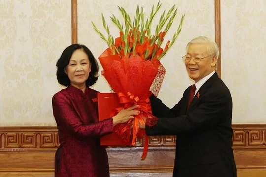 Tổng Bí thư Nguyễn Phú Trọng trao Quyết định của Bộ Chính trị phân công bà Trương Thị Mai giữ chức Trưởng ban Tổ chức Trung ương. 