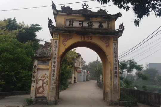 Cổng làng Khúc Thủy - ngôi làng nhỏ từ hơn ngàn năm trước là Trang Khúc Thủy với dinh thự của vua, quan và từng là ngôi làng giàu có một thời.