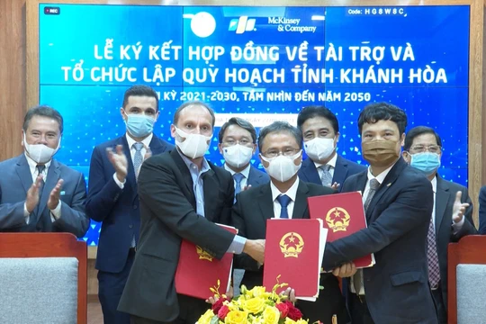 Lễ ký kiết giữa Sở Kế hoạch và Đầu tư Khánh Hòa cùng Công ty McKinsey Việt Nam và FPT nhằm ứng dụng công nghệ để khai thác hiệu quả các tiềm năng.