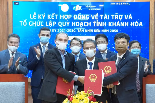 Lễ ký kiết giữa Sở Kế hoạch và Đầu tư Khánh Hòa cùng Công ty McKinsey Việt Nam và FPT nhằm ứng dụng công nghệ để khai thác hiệu quả các tiềm năng.