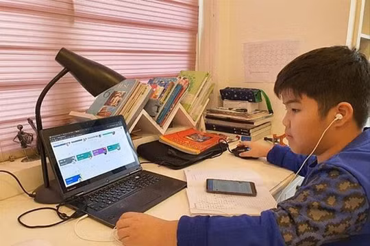 gần 60% số trẻ em ở khu vực APAC tham gia các lớp học trực tuyến qua điện thoại thông minh.