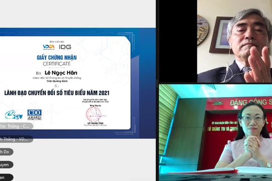 Bà Lê Ngọc Hân – Giám đốc Sở Thông tin và Truyền thông tỉnh Quảng Ninh được vinh danh Lãnh đạo Chuyển đổi số tiêu biểu, với sự chứng kiến của ông Nguyễn Minh Hồng - Chủ tịch Hội đồng bình chọn.
