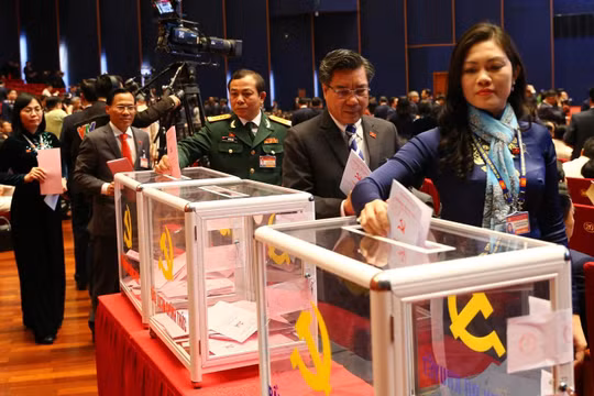 Các đại biểu bỏ phiếu bầu cử Ban Chấp hành Trung ương Đảng khóa XIII.