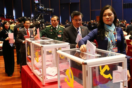 Các đại biểu bỏ phiếu bầu cử Ban Chấp hành Trung ương Đảng khóa XIII.