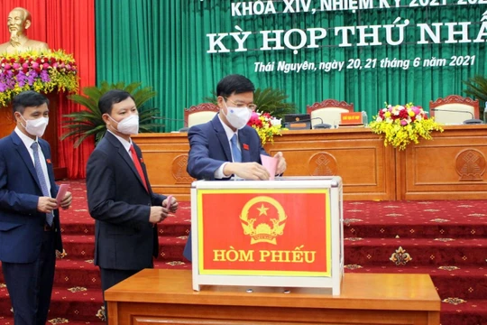 Các đại biểu HĐND tỉnh Thái Nguyên bỏ phiếu bầu các chức danh lãnh đạo HĐND, UBND tỉnh nhiệm kỳ 2021-2026.