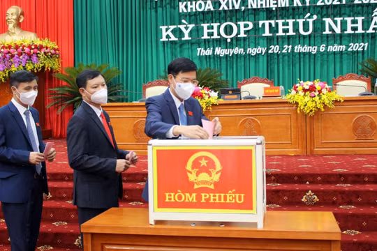 Các đại biểu HĐND tỉnh Thái Nguyên bỏ phiếu bầu các chức danh lãnh đạo HĐND, UBND tỉnh nhiệm kỳ 2021-2026.