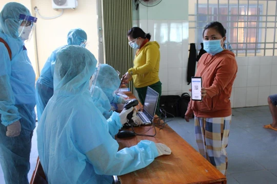 Với phương pháp mới này, người dân chỉ cần khai báo y tế và nhận kết quả xét nghiệm ngay trên ứng dụng Bluezone. Ảnh minh hoạ.