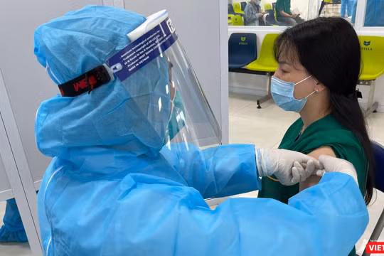 Sáng 8/3, những mũi vaccine COVID-19 của hãng AstraZeneca đã được tiêm cho những người trên tuyến đầu chống dịch, trong đó có các cán bộ y tế.