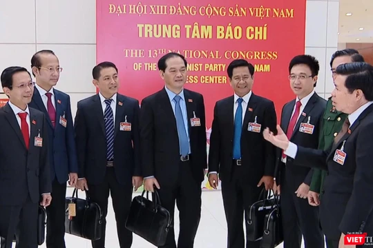 Các Đại biểu khẳng định sẽ sáng suốt lựa chọn các đồng chí tham gia vào Ban Chấp hành Trung ương Đảng khóa XIII đủ đức, đủ tài để cùng Đảng ta quyết tâm xây dựng đất nước ta ngày càng phồn vinh, phát triển.