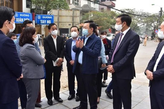 Bí thư Thành ủy Vương Đình Huệ kiểm tra công tác cách ly tại Khách sạn Somerset West Point. Ảnh: UBND TP. Hà Nội.