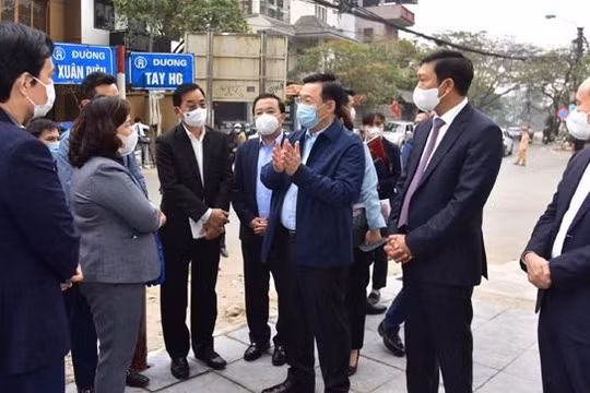 Bí thư Thành ủy Vương Đình Huệ kiểm tra công tác cách ly tại Khách sạn Somerset West Point. Ảnh: UBND TP. Hà Nội.