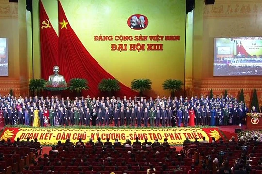 Ban Chấp hành Trung ương khóa XIII ra mắt Đại hội tại phiên bế mạc Đại hội Đảng lần thứ XIII, sáng 1/2.