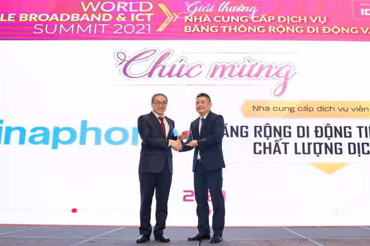 Ông Phan Tâm - Thứ trưởng Bộ TT&TT trao danh hiệu đơn vị tiêu biểu về Chất lượng Dịch vụ Băng thông rộng Di động tại Việt Nam cho ông Đặng Thanh Hưng - Giám đốc Trung tâm CNTT, VNPT Vinaphone.