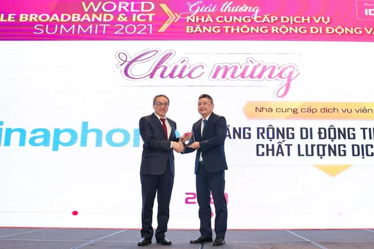 Ông Phan Tâm - Thứ trưởng Bộ TT&TT trao danh hiệu đơn vị tiêu biểu về Chất lượng Dịch vụ Băng thông rộng Di động tại Việt Nam cho ông Đặng Thanh Hưng - Giám đốc Trung tâm CNTT, VNPT Vinaphone.