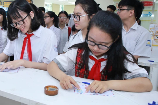 Các em học sinh gửi thư dự thi Viết thư quốc tế UPU.