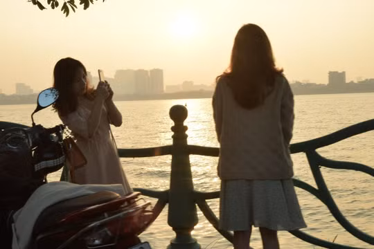 Với nhiều người, Hồ Tây là góc bình yên và lãng mạn nhất, là nơi gặp gỡ, hẹn hò hay ghi dấu kỉ niệm.Ảnh minh hoạ: A.D