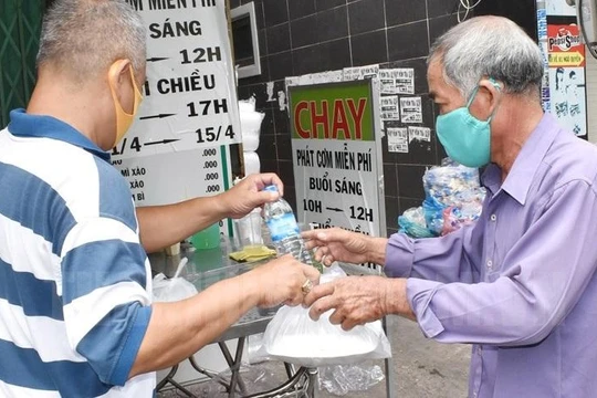 Quán cơm chay phát cơm miễn phí cho người nghèo, người lao động tự do gặp khó khăn.