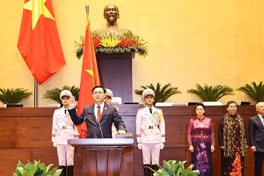 Tân Chủ tịch Quốc hội Vương Đình Huệ tuyên thệ nhậm chức.