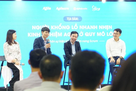 Các vị khách mời chia sẻ tại buổi tọa đàm - từ trái qua phải: anh Phạm Anh Đới - Giám đốc Học viện Agile, anh Hoàng Hữu Huy - Giám đốc Giải pháp chấp nhận thanh toan số tại Ngân hàng MSB, anh Nguyễn Thành Nam - Giám đốc Trung tâm sản xuất phần mềm tại NTQ Solution.