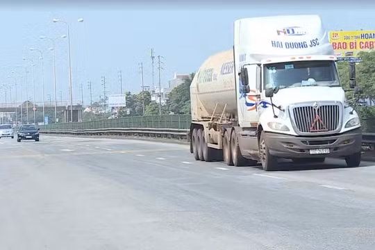 Trong thời gian thực hiện cách ly xã hội tại Hải Dương, các phương tiện thông thường không được lưu thông trên quốc lộ 5. Ảnh: VietTimes.