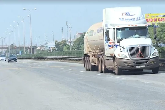 Trong thời gian thực hiện cách ly xã hội tại Hải Dương, các phương tiện thông thường không được lưu thông trên quốc lộ 5. Ảnh: VietTimes.