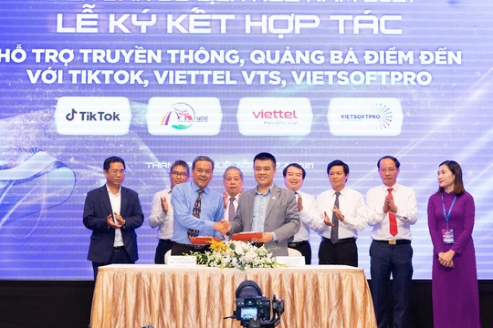 TikTok và Sở Du lịch Thừa Thiên Huế thực hiện ký kết.