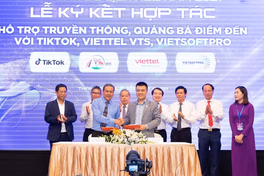 TikTok và Sở Du lịch Thừa Thiên Huế thực hiện ký kết.