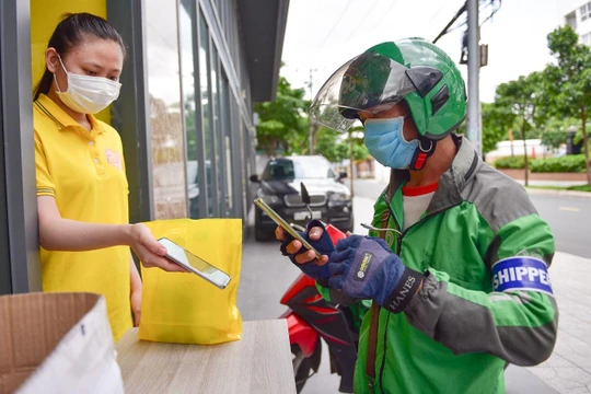 Grab thông báo hỗ trợ chi phí xét nghiệm COVID-19 cho đối tác tài xế xe 2 bánh tại TP.HCM có gắn kết cao.