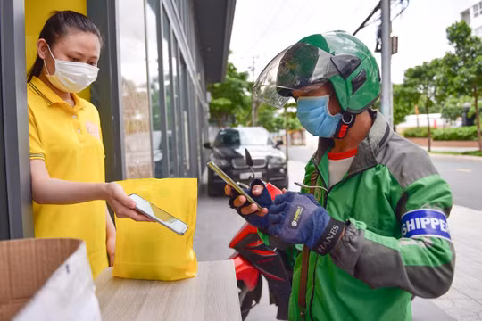 Grab thông báo hỗ trợ chi phí xét nghiệm COVID-19 cho đối tác tài xế xe 2 bánh tại TP.HCM có gắn kết cao.