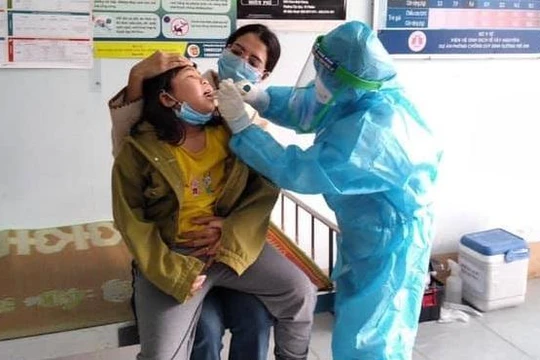 Sở Y tế Hà Nội yêu cầu những người từ vùng dịch về Hà Nội cần liên hệ ngay với cơ quan y tế tại địa phương để được tư vấn và lấy mẫu xét nghiệm SARS-CoV-2.