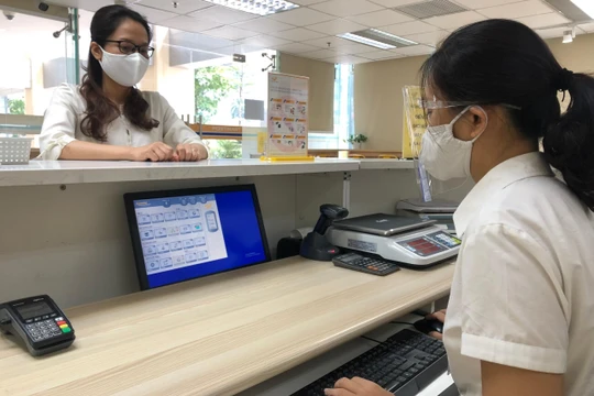 Đội ngũ giao dịch viên Vietnam Post sử dụng các nền tảng ứng dụng MPITS nhằm nâng cao trải nghiệm về dịch vụ cho khách hàng