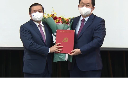 Ông Lại Xuân Môn nhận quyết định và hoa chúc mừng từ Bí thư Trung ương Đảng, Trưởng Ban Tuyên giáo Trung ương Nguyễn Trọng Nghĩa