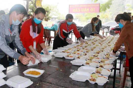 Trung bình mỗi ngày tổ hậu cần chuẩn bị trên 700 suất ăn cung cấp cho những người đi cách ly tập trung và một số người tham gia các chốt kiểm soát dịch.