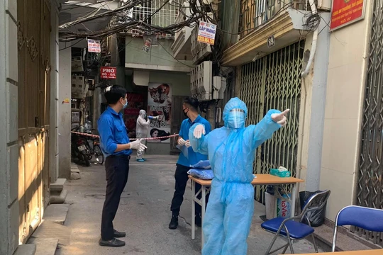 Một điểm xét nghiệm COVID-19 tại ngõ Trung Tả. Ảnh chụp ngày 6/8 - Nguyễn Phan Huy Khôi.