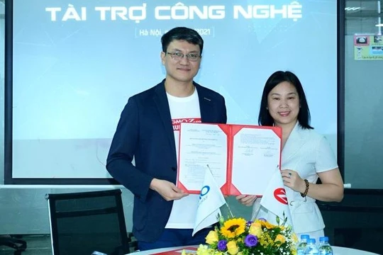 Đại diện GMO-Z.com Runsystem (bìa trái) và VINASA tại lễ ký kết.