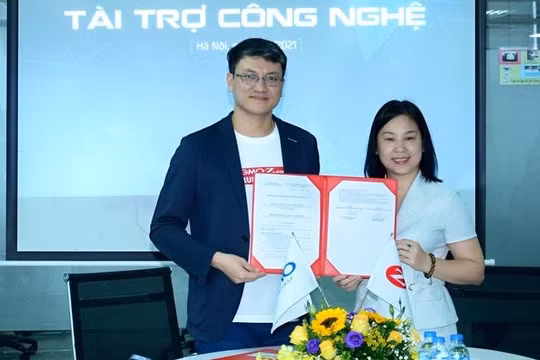 Đại diện GMO-Z.com Runsystem (bìa trái) và VINASA tại lễ ký kết.