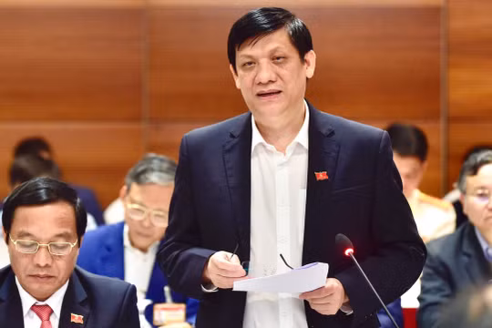 GS.TS Nguyễn Thanh Long chủ trì cuộc họp khẩn về chống dịch COVID-19 ngay tại nơi diễn ra Đại hội Đảng XIII. Ảnh; Cao Tuân