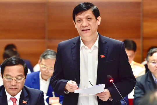 GS.TS Nguyễn Thanh Long chủ trì cuộc họp khẩn về chống dịch COVID-19 ngay tại nơi diễn ra Đại hội Đảng XIII. Ảnh; Cao Tuân