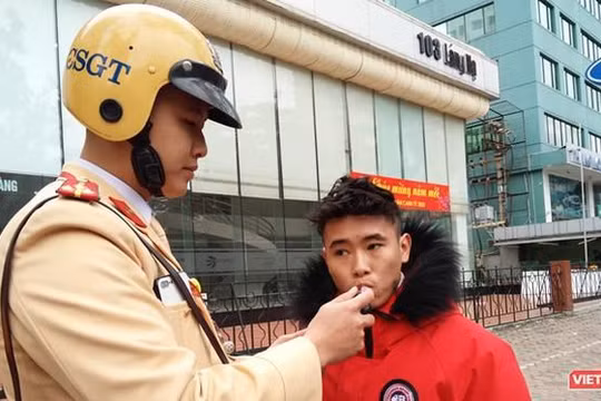 Lực lượng CSGT kiểm tra, xử lý người tham gia giao thông vi phạm nồng độ cồn.