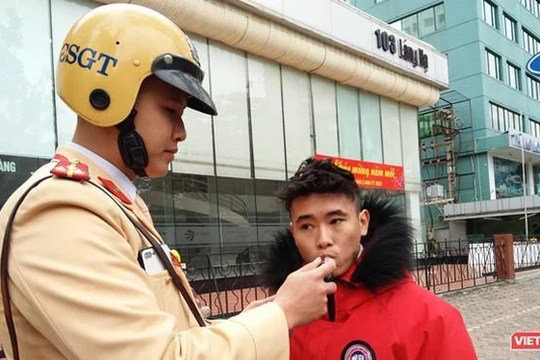 Lực lượng CSGT kiểm tra, xử lý người tham gia giao thông vi phạm nồng độ cồn.