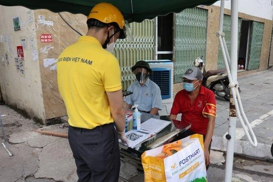 Quá trình chuyển phát SGK được thực hiện nghiêm túc theo các quy định về phòng chống dịch của ngành Y tế và địa phương.