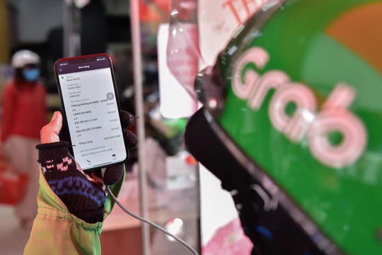 Tài xế tình nguyện của Grab nhận đơn GrabMart của người dân TP. Thủ Đức.