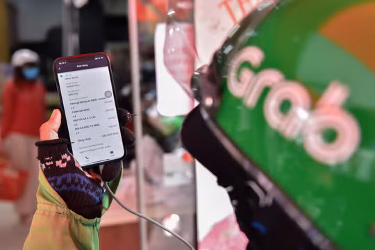 Tài xế tình nguyện của Grab nhận đơn GrabMart của người dân TP. Thủ Đức.