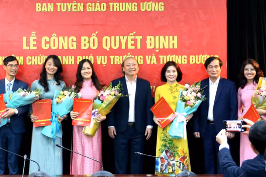 Ông Vũ Quý Cường (ngoài cùng bên trái) và bà Nguyễn Thị Mỹ Linh (thứ năm từ bên trái) nhận hoa và quyết định bổ nhiệm cán bộ