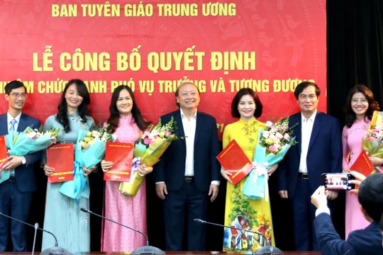 Ông Vũ Quý Cường (ngoài cùng bên trái) và bà Nguyễn Thị Mỹ Linh (thứ năm từ bên trái) nhận hoa và quyết định bổ nhiệm cán bộ