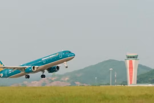 Máy bay của Vietnam Airlines rời đường băng sân bay Vân Đồn.