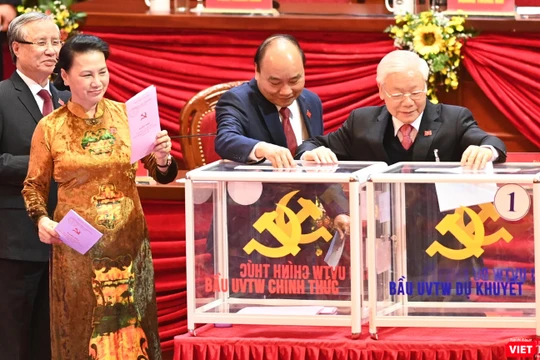 Lãnh đạo Đảng, Nhà nước tham gia bỏ phiếu bầu Ban Chấp hành Trung ương Đảng khoá XIII. Ảnh: Trọng Hải.