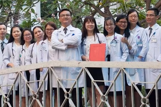 "Chiến binh áo trắng" - những người trên tuyến đầu chống COVID-19.