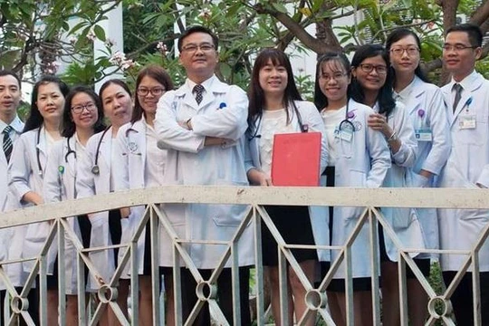 "Chiến binh áo trắng" - những người trên tuyến đầu chống COVID-19.