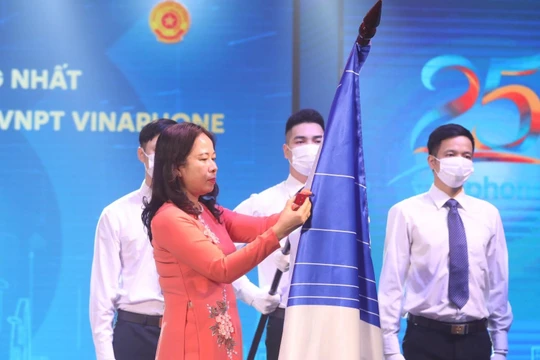 Phó Chủ tịch nước Võ Thị Ánh Xuân trao Huân chương Lao động Hạng nhất giai đoạn 2015-2019 cho Tổng công ty VNPT VinaPhone.